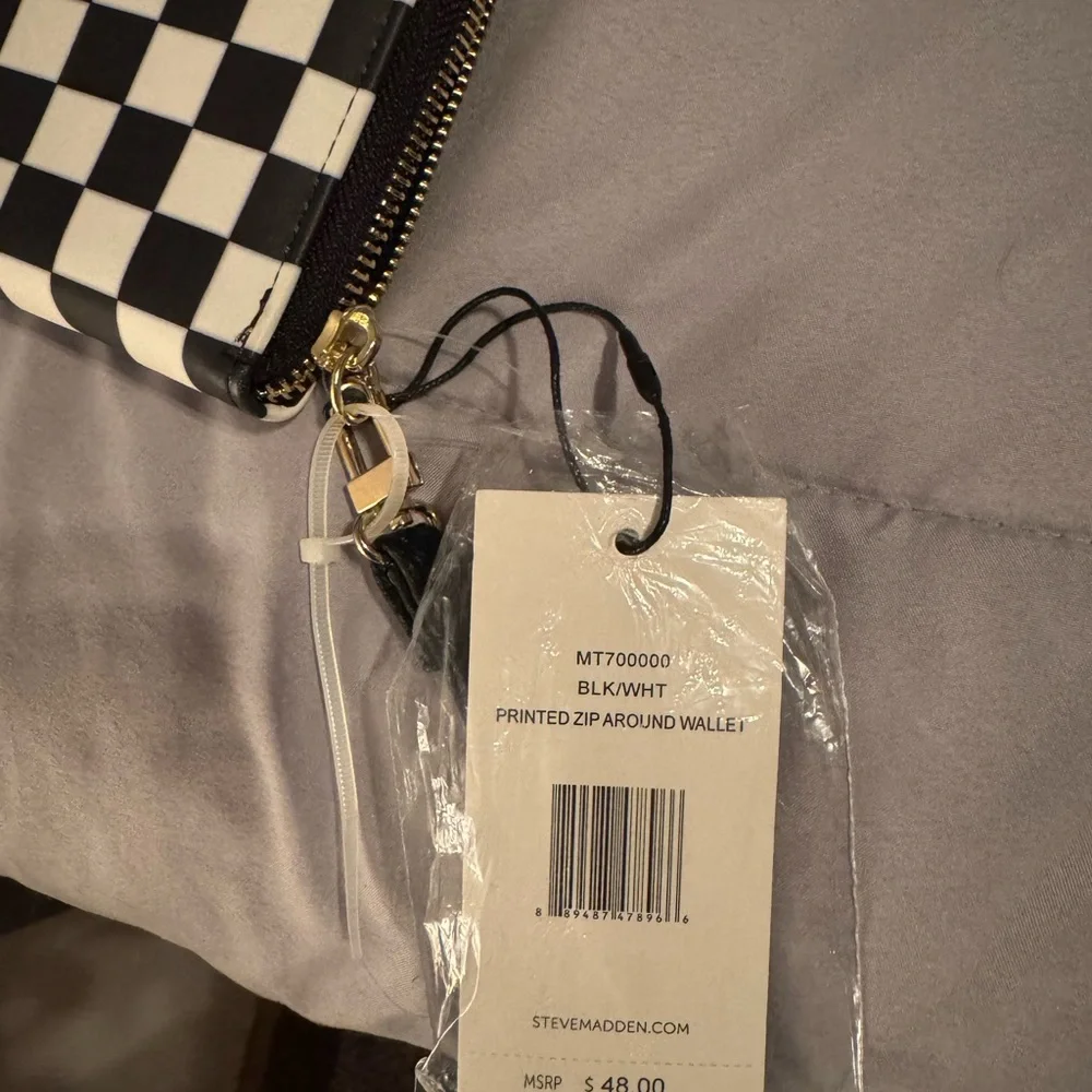 Steve Madden Black and White Checkered Zip Wallet Wrislet - Picture 3 of 4